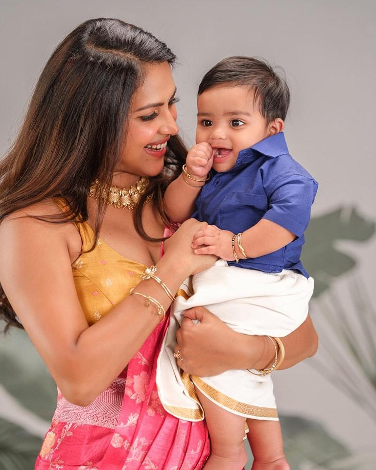 amala-paul-with-her-kid